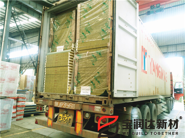寶潤達(dá)聚氨酯封邊巖棉板發(fā)貨現(xiàn)場
