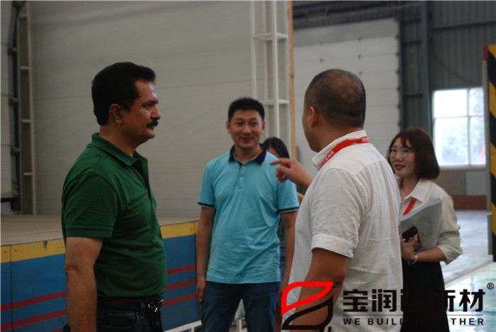 巴基斯坦客戶(hù)來(lái)廠寶潤(rùn)達(dá)聚氨酯夾芯板合作