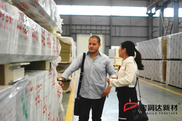 美國(guó)客戶Marcelo先生來(lái)訪寶潤(rùn)達(dá)洽談聚氨酯夾芯板合作
