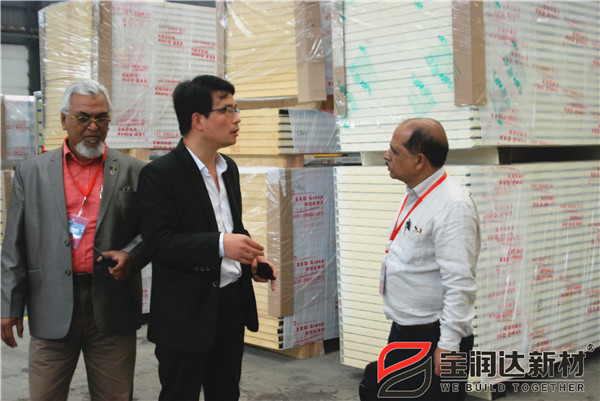 孟加拉客戶咨詢寶潤達彩鋼巖棉夾芯板產(chǎn)品