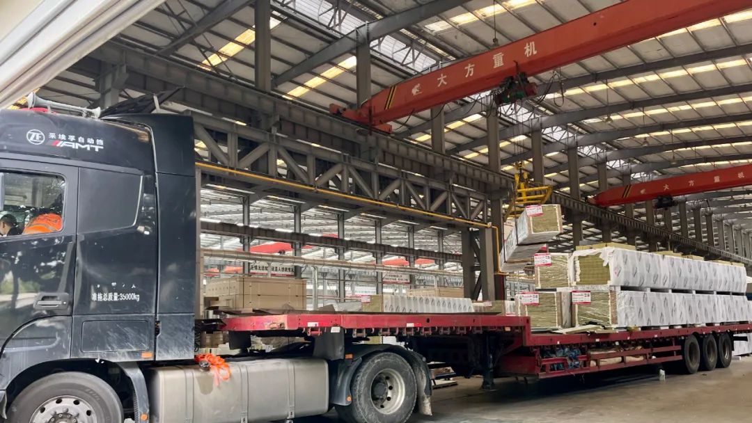 口碑爆棚！23000平熱壓企口鋁板保溫一體板火熱打包裝車發(fā)出！