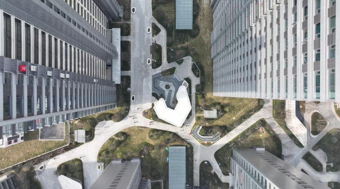 40℃+熱浪“烤”驗(yàn)建筑！“清涼鎧甲”正成為高溫城市的救命科技！