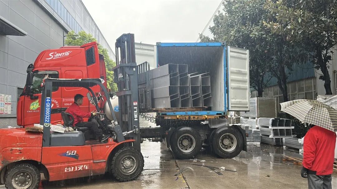 風(fēng)雨無(wú)阻！寶潤(rùn)達(dá)車間“鐵軍”迎戰(zhàn)連綿秋雨，護(hù)航日本客戶準(zhǔn)時(shí)交付！